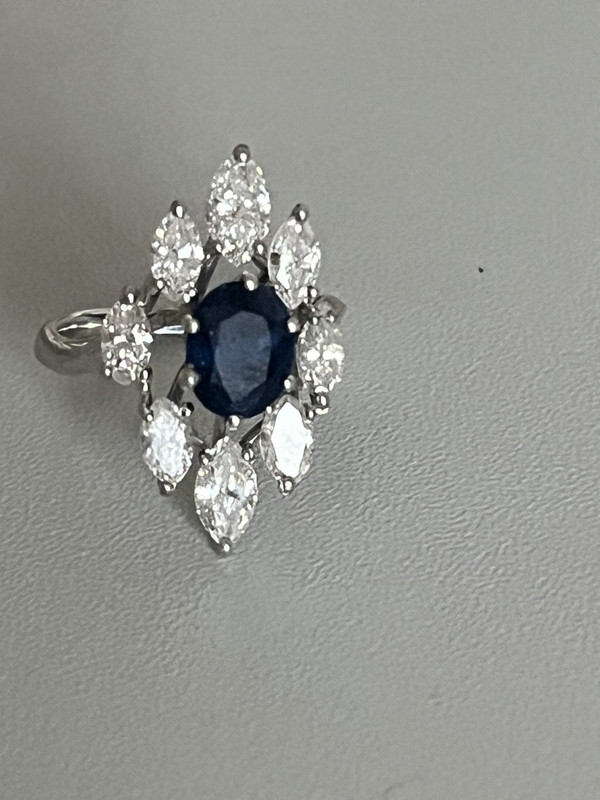 5234 – Navette-Ring aus Weißgold mit Saphir und Diamanten