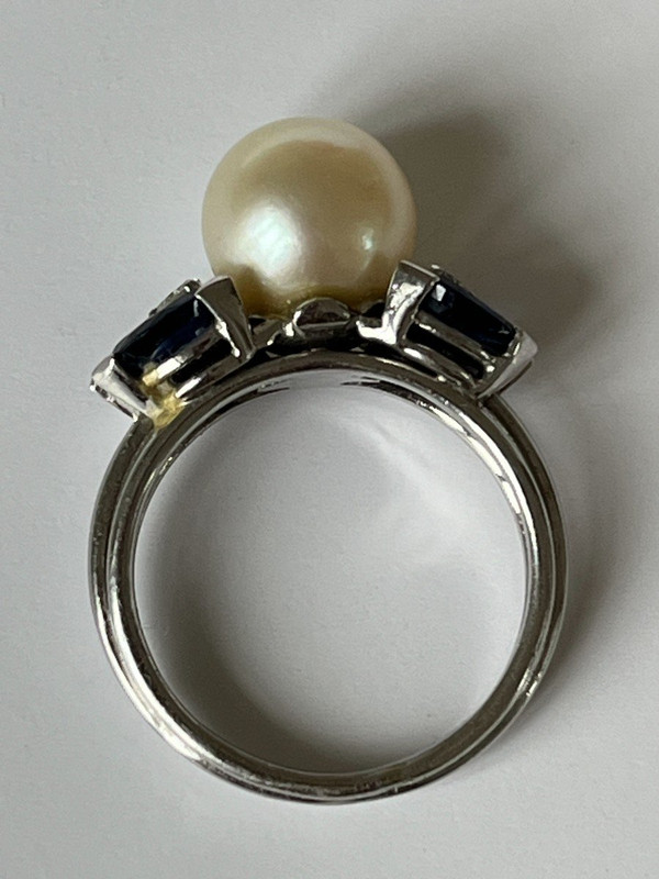 5259- Ring aus Weißgold mit Perlen, Saphiren und Diamanten