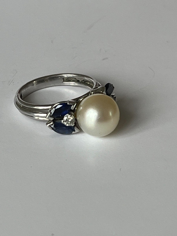 5259- Ring aus Weißgold mit Perlen, Saphiren und Diamanten