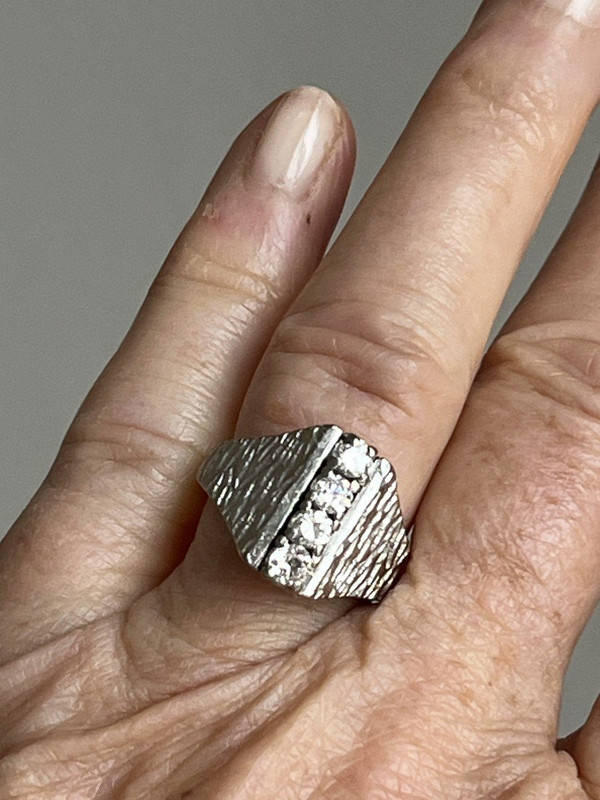 5260- Anello con diamanti in oro bianco strutturato degli anni '60