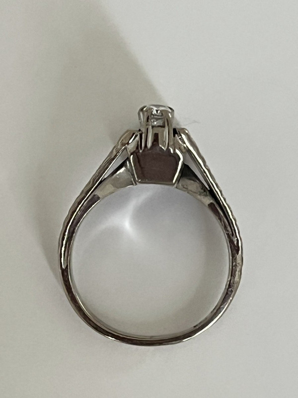 5260- Anello con diamanti in oro bianco strutturato degli anni '60