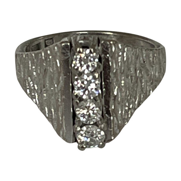 5260- Anello con diamanti in oro bianco strutturato degli anni '60