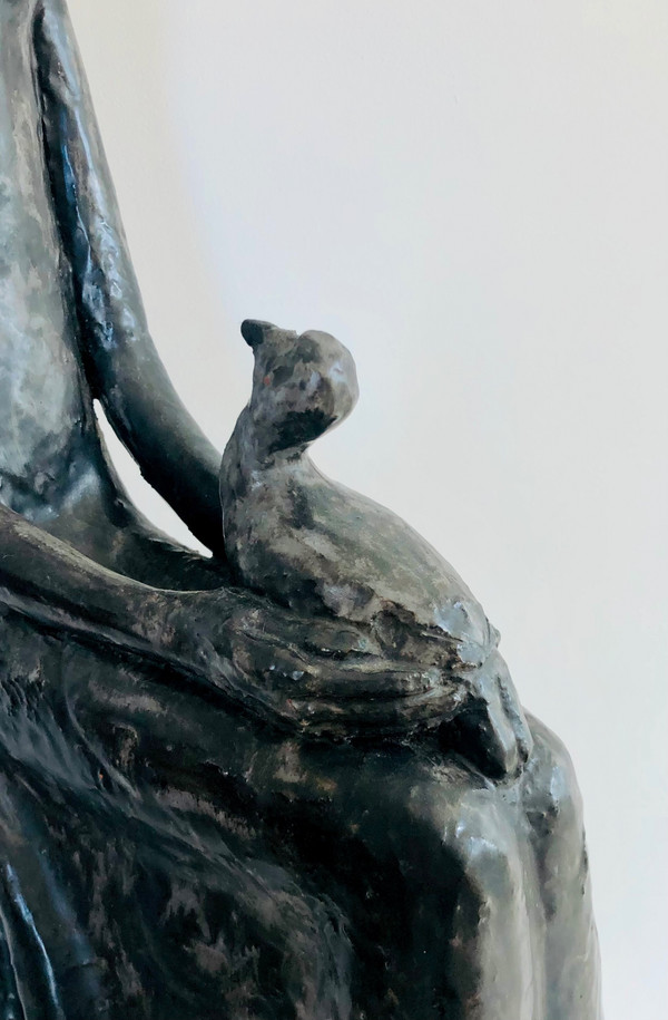 Scultura "Donna con uccello" in ceramica smaltata nera di Paulette Toma, Francia anni '60
