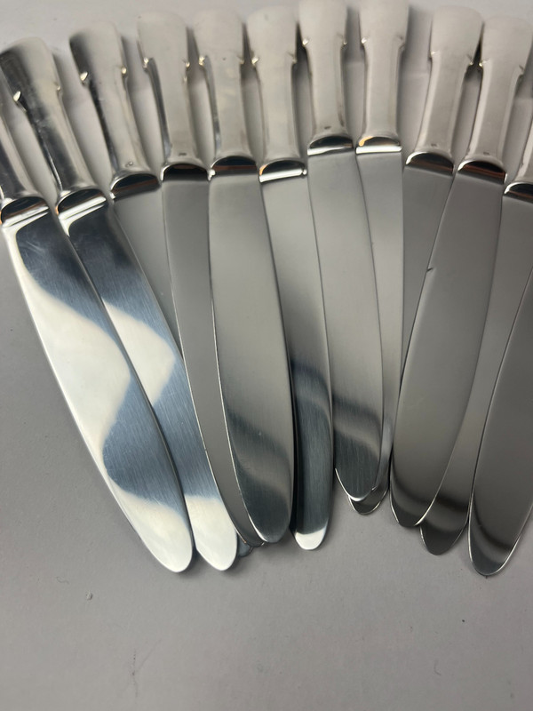 12  couteaux de table modèle  uniplat