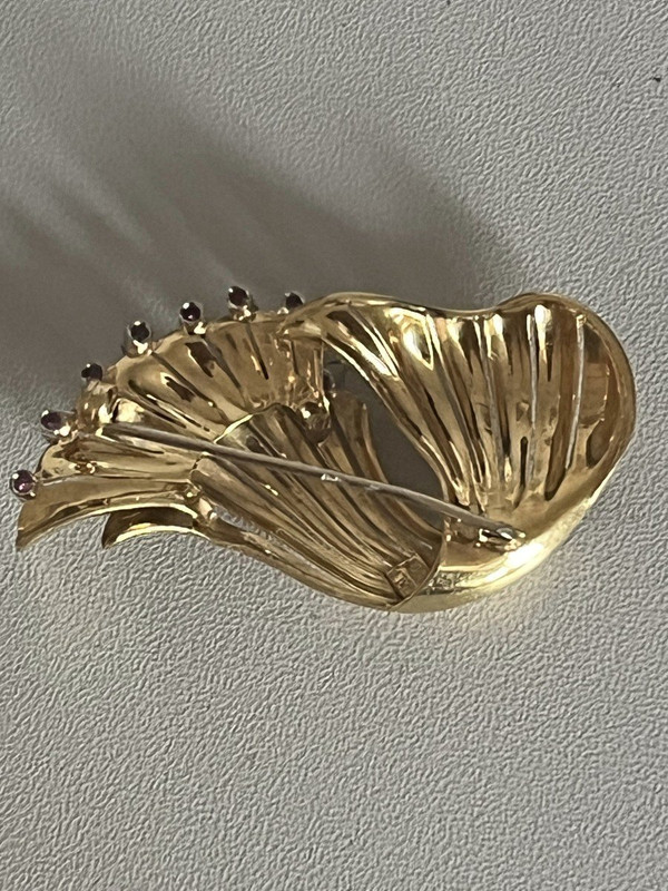 4792- Broche Or Jaune Guilloché Rubis