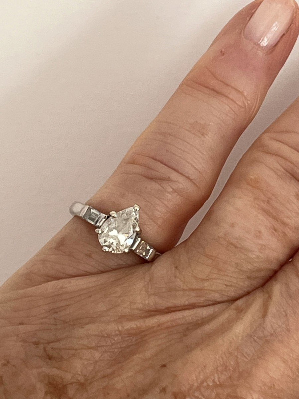5341- Anello in oro bianco con diamante a forma di pera 1,00 carati
