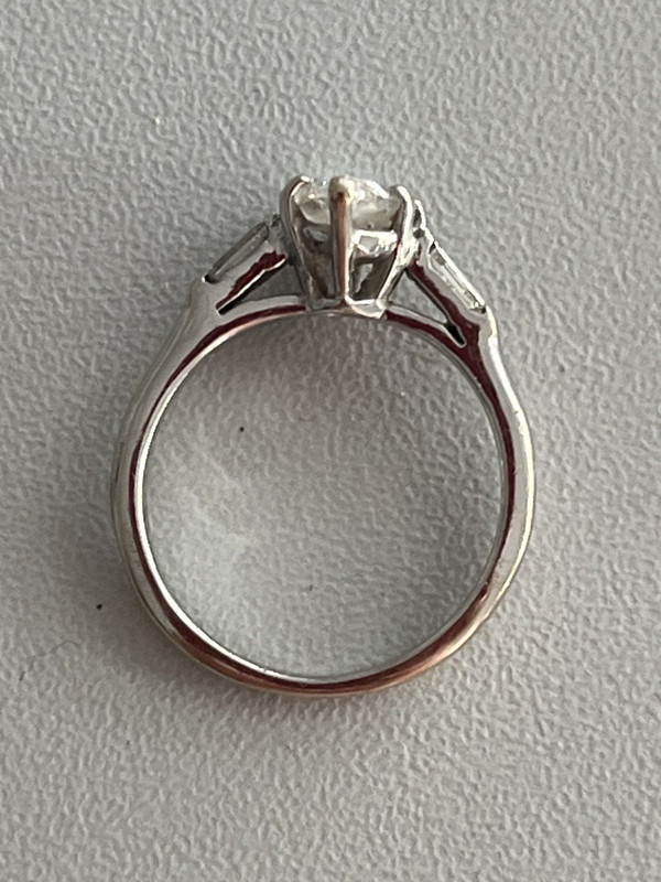 5341- Anello in oro bianco con diamante a forma di pera 1,00 carati