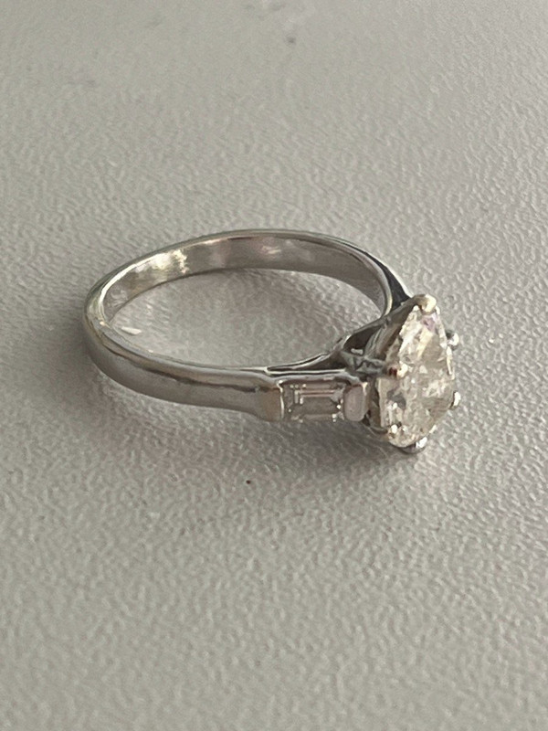 5341- Anello in oro bianco con diamante a forma di pera 1,00 carati
