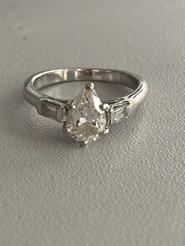5341- Anello in oro bianco con diamante a forma di pera 1,00 carati