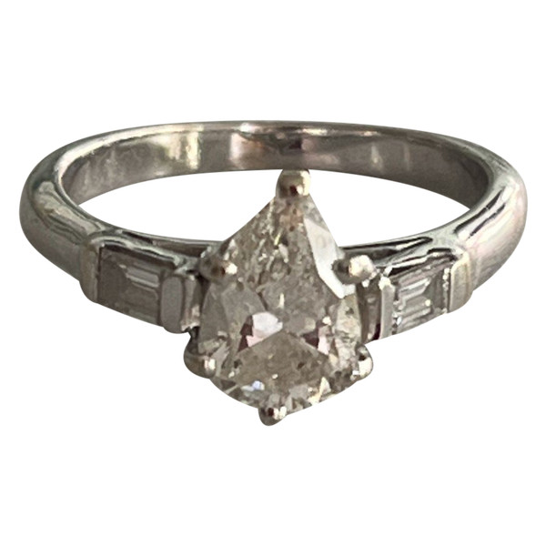 5341- Anello in oro bianco con diamante a forma di pera 1,00 carati