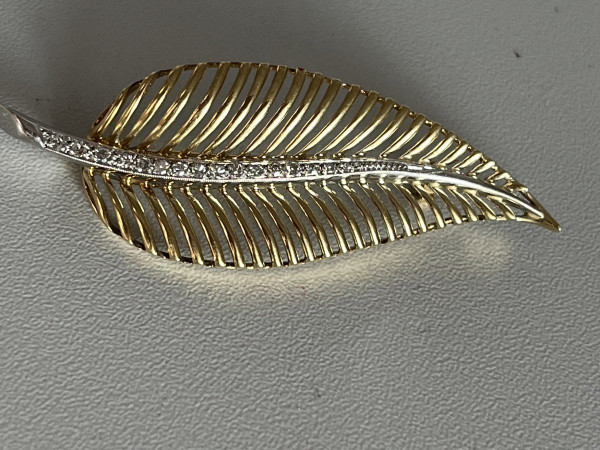 5324- Yellow Gold And Grey Diamonds Feather Brooch