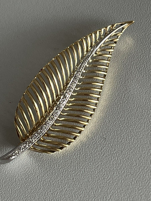 5324- Yellow Gold And Grey Diamonds Feather Brooch