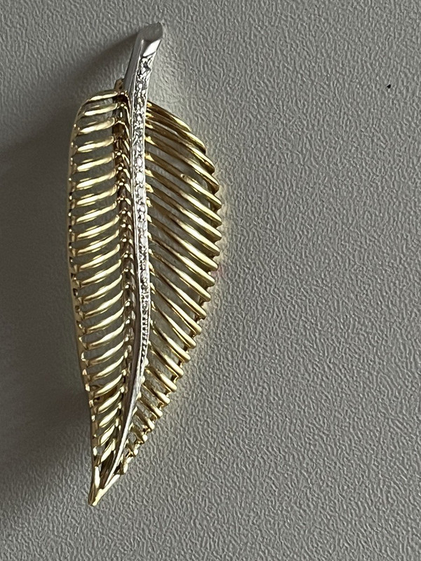 5324- Yellow Gold And Grey Diamonds Feather Brooch