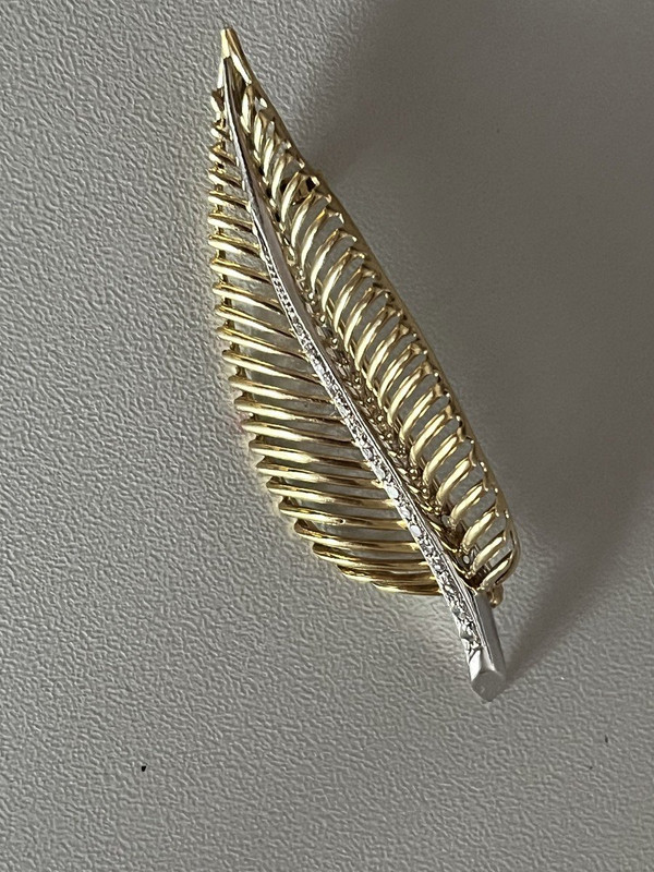 5324- Yellow Gold And Grey Diamonds Feather Brooch