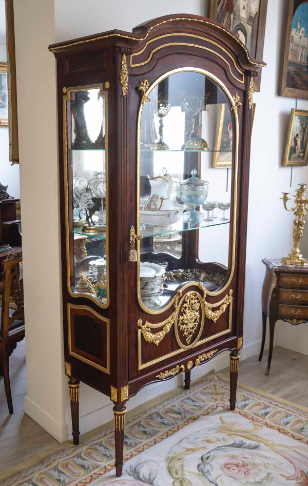 Une Vitrine En Acajou Et Bronze Doré, époque Napoleon III