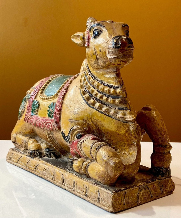 Inde, Début Du XXème Siècle, Statue En Bois Polychrome Figurant Nandi, Monture De Shiva.