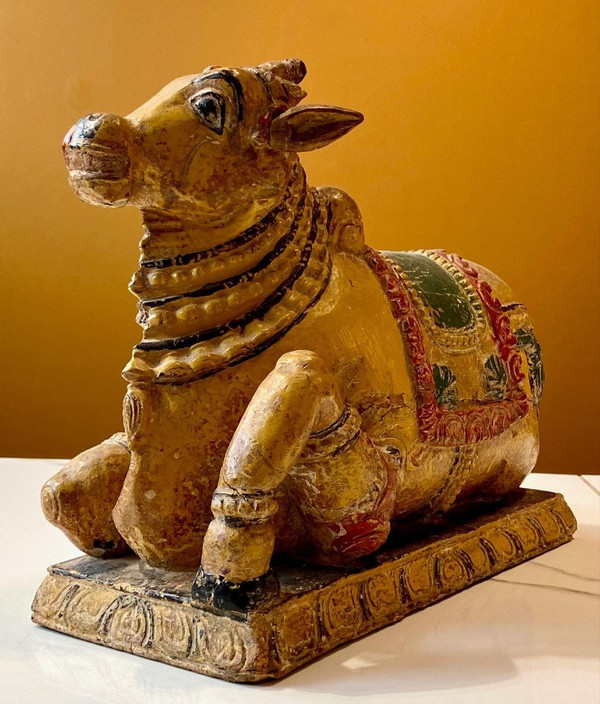 Inde, Début Du XXème Siècle, Statue En Bois Polychrome Figurant Nandi, Monture De Shiva.