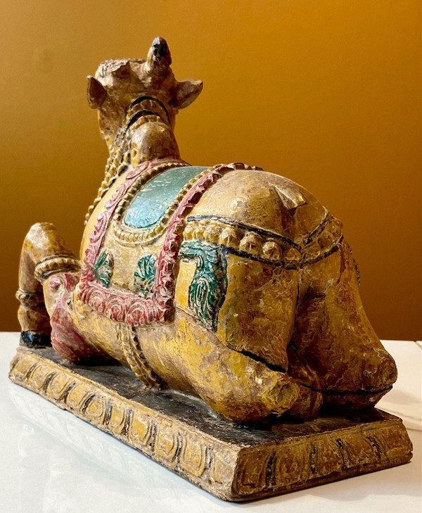 Inde, Début Du XXème Siècle, Statue En Bois Polychrome Figurant Nandi, Monture De Shiva.