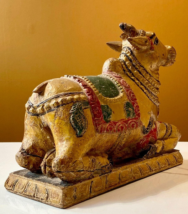 Inde, Début Du XXème Siècle, Statue En Bois Polychrome Figurant Nandi, Monture De Shiva.