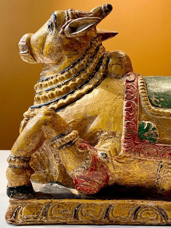 Inde, Début Du XXème Siècle, Statue En Bois Polychrome Figurant Nandi, Monture De Shiva.