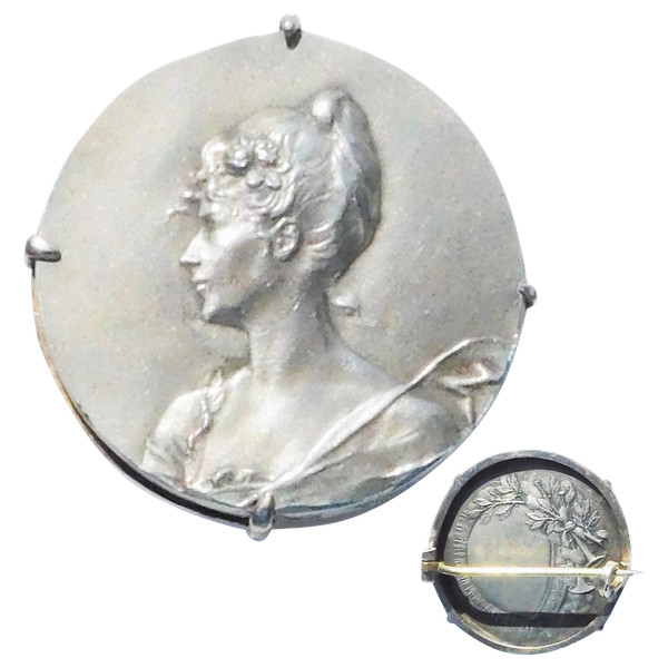 Spilla in Agente Solido montata Medaglia da donna Art Nouveau fine XIX/inizio XX secolo