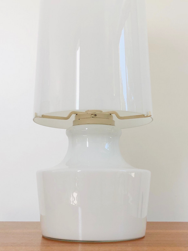 Lampada da soggiorno in vetro bianco, Italia, anni '60