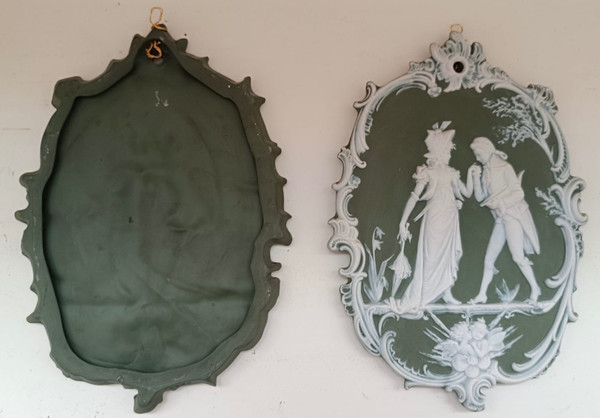 Coppia di targhe in porcellana in stile Wedgwood