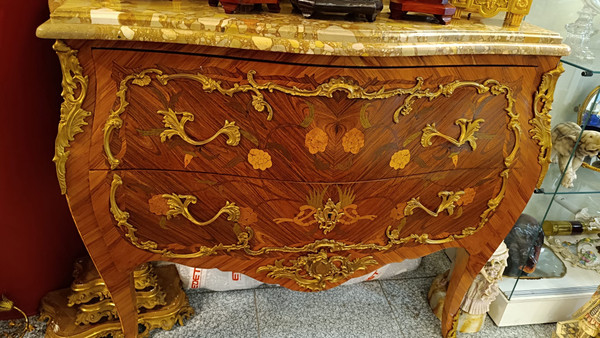 Une commode de style louis XV, début XXI siècle 