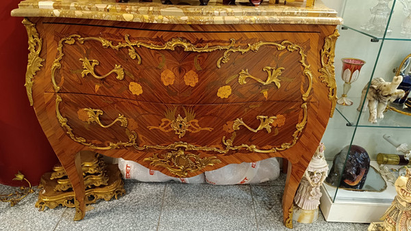 Une commode de style louis XV, début XXI siècle 