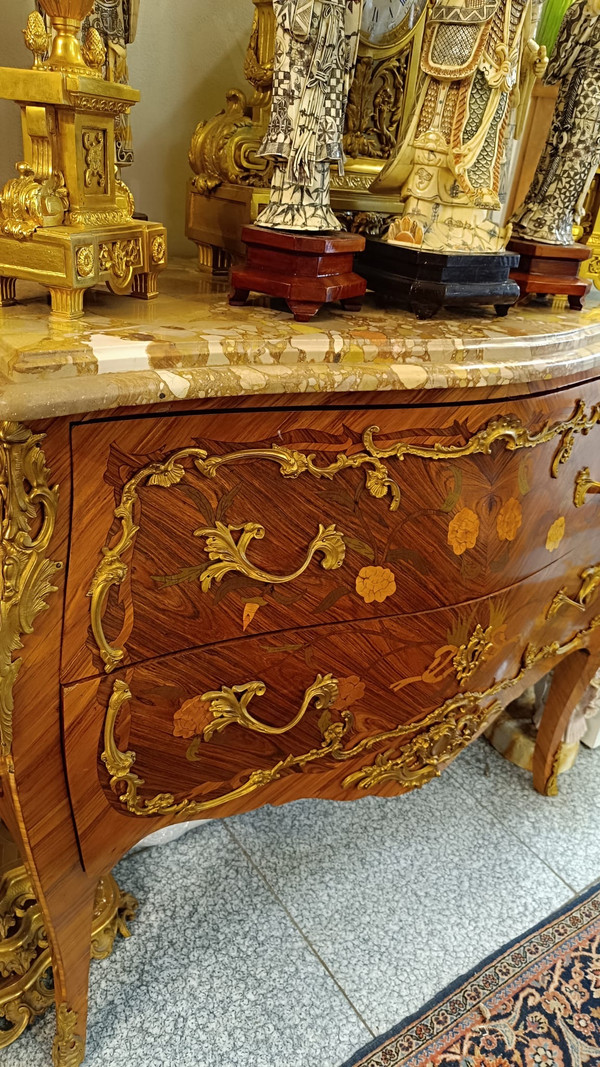 Une commode de style louis XV, début XXI siècle 