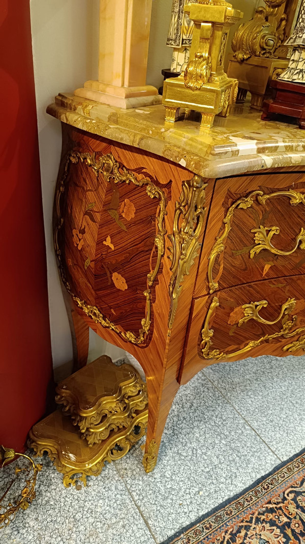 Une commode de style louis XV, début XXI siècle 