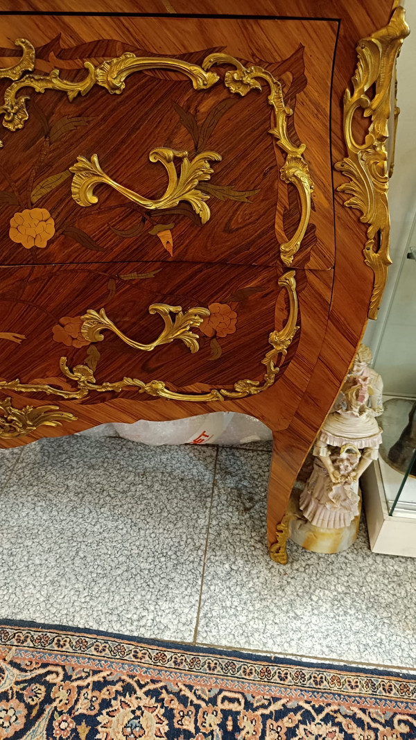 Une commode de style louis XV, début XXI siècle 