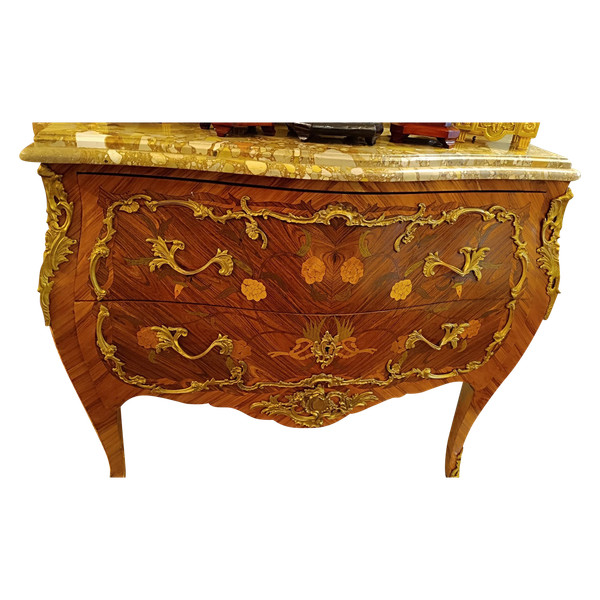 Une commode de style louis XV, début XXI siècle 