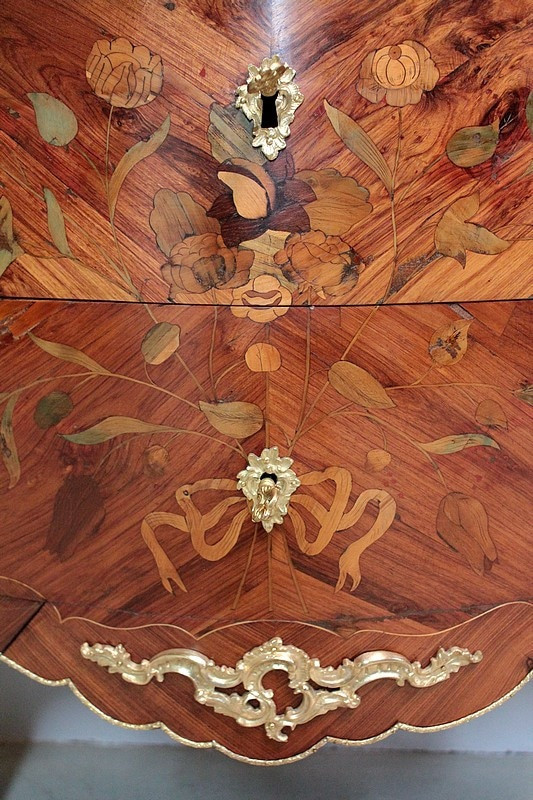 Comò Luigi XV in intarsio del XVIII secolo