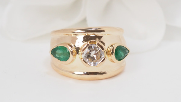 Anello Jonc in oro giallo, smeraldi e diamanti