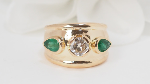 Anello Jonc in oro giallo, smeraldi e diamanti