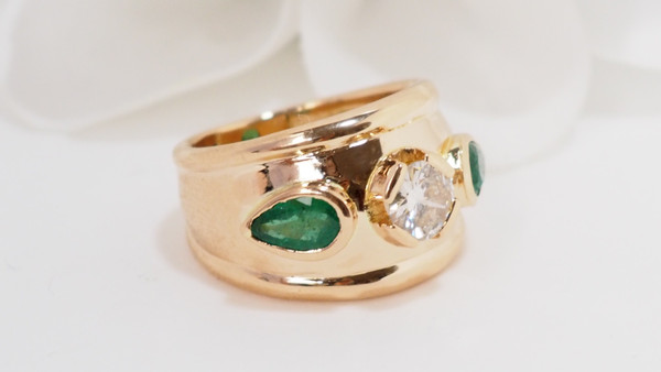 Anello Jonc in oro giallo, smeraldi e diamanti