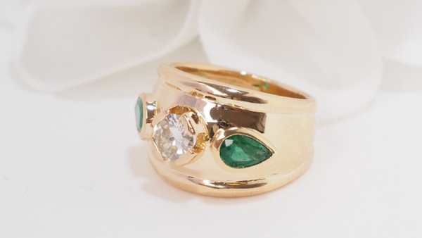 Anello Jonc in oro giallo, smeraldi e diamanti