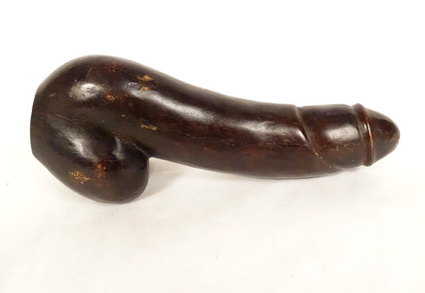 Scultura erotica con dildo in legno intagliato, fine XIX secolo