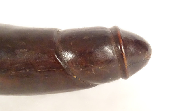 Scultura erotica con dildo in legno intagliato, fine XIX secolo