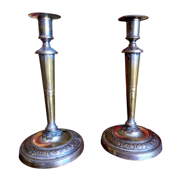 Elégante paire de grands bougeoirs en bronze argenture d'époque patinée à motif de grappes de raisin