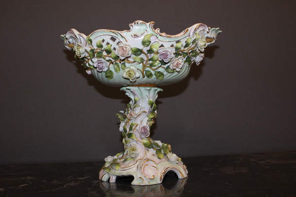 Tazza in porcellana decorata con putti e fiori 1900 circa