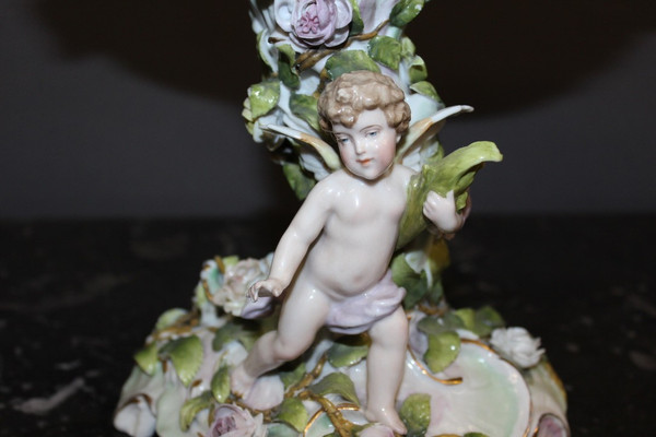 Tazza in porcellana decorata con putti e fiori 1900 circa