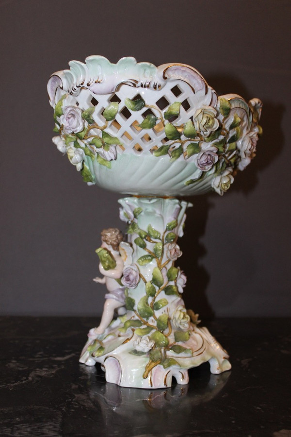 Tazza in porcellana decorata con putti e fiori 1900 circa