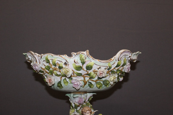 Tazza in porcellana decorata con putti e fiori 1900 circa