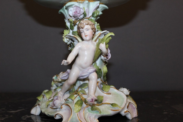 Tazza in porcellana decorata con putti e fiori 1900 circa