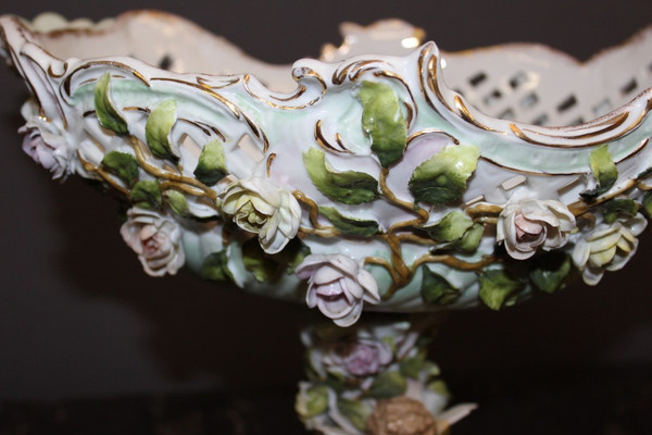 Tazza in porcellana decorata con putti e fiori 1900 circa