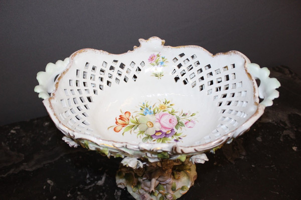 Tazza in porcellana decorata con putti e fiori 1900 circa