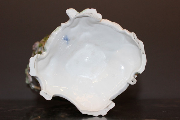 Tazza in porcellana decorata con putti e fiori 1900 circa