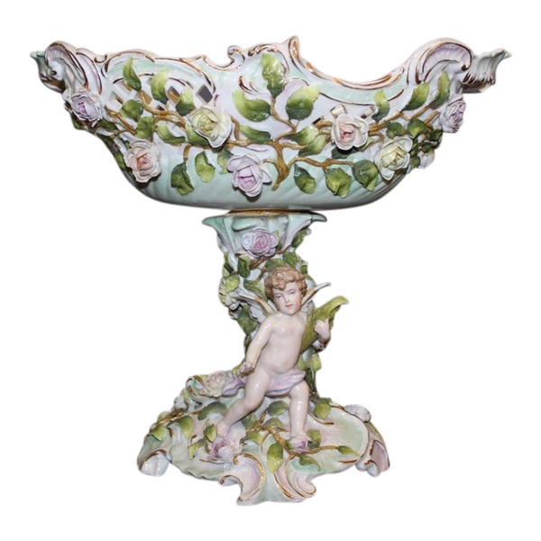 Tazza in porcellana decorata con putti e fiori 1900 circa